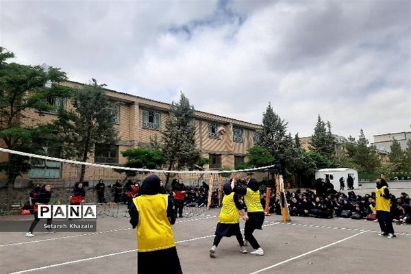 مسابقه والیبال درون مدرسه‌ای در دبیرستان یاس