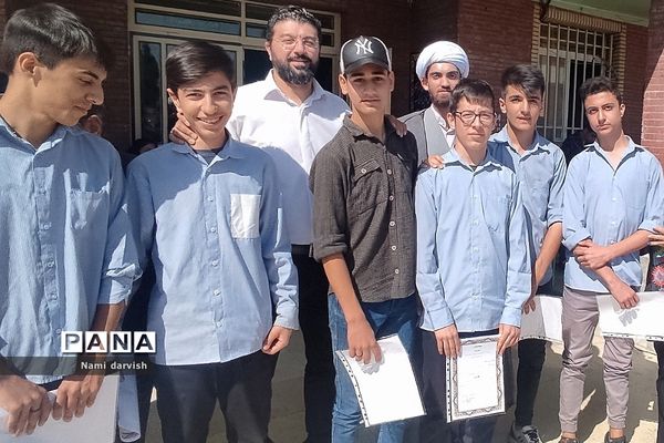 تقدیر از دانش‌آموزان و دبیران در دبیرستان امام علی(ع)۲_رودهن