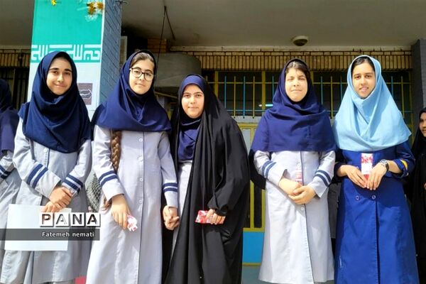 گرامیداشت هفته کرامت و تقدیر از دانش‌‌آموزان فعال نماز و مسابقات قرآنی مدرسه شایستگان ملارد