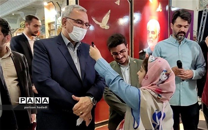 دانش‌آموزان و کودکان باید به کتاب خواندن عادت کنند/فیلم