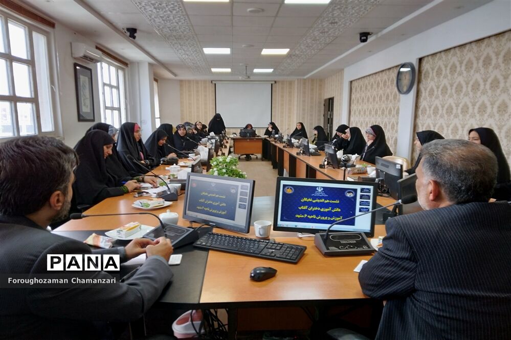 نشست هم‌اندیشی نخبگان دانش‌آموزی آموزش و پرورش ناحیه۶ به مناسبت روز دختر