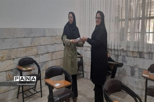 اهدای جوایز به دانش‌‌آموزان به‌مناسبت روز دختر در شهرستان خلیل‌آباد