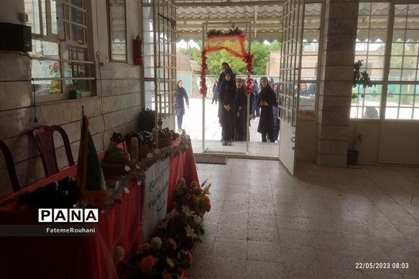 اهدای جوایز به دانش‌‌آموزان به‌مناسبت روز دختر در شهرستان خلیل‌آباد