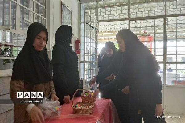 اهدای جوایز به دانش‌‌آموزان به‌مناسبت روز دختر در شهرستان خلیل‌آباد