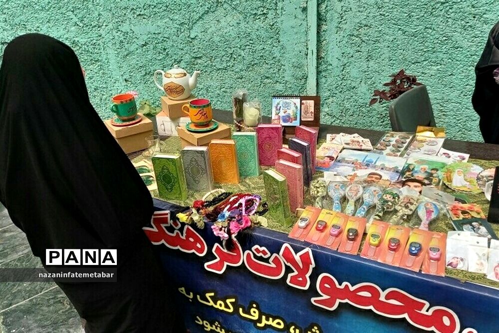 برپایی غرفه فروش محصولات فرهنگی در ‌مسجد امام حسین(ع) شهرستان فیروزکوه