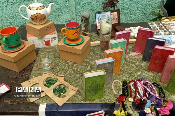 برپایی غرفه فروش محصولات فرهنگی در ‌مسجد امام حسین(ع) شهرستان فیروزکوه