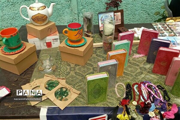 برپایی غرفه فروش محصولات فرهنگی در ‌مسجد امام حسین(ع) شهرستان فیروزکوه