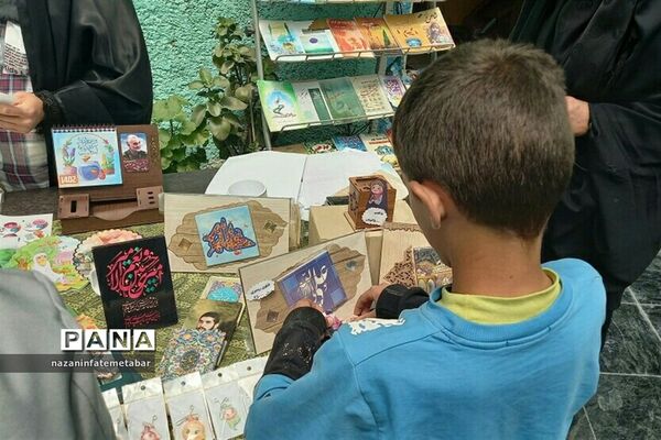 برپایی غرفه فروش محصولات فرهنگی در ‌مسجد امام حسین(ع) شهرستان فیروزکوه