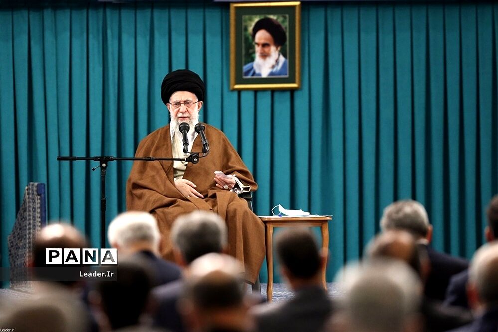 دیدار مسئولان وزارت خارجه و سفرا با رهبر انقلاب