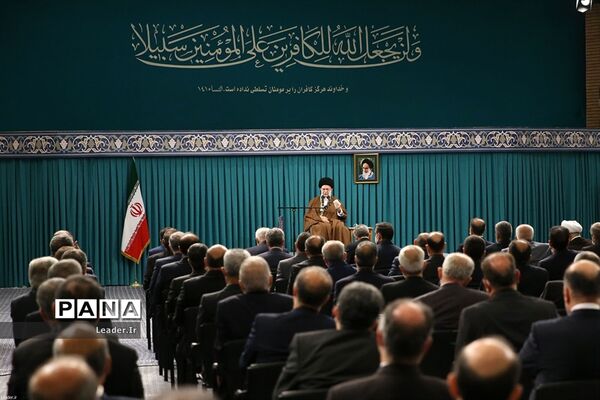 دیدار مسئولان وزارت خارجه و سفرا با رهبر انقلاب