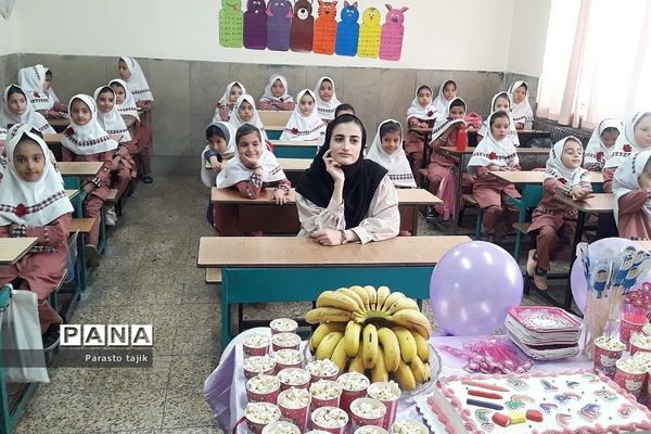 برپایی جشن الفبا برای شکوفه‌های کلاس اولی در مدرسه پروین اعتصامی  ناحیه 2 بهارستان