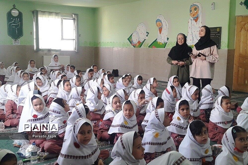 برپایی جشن الفبا برای شکوفه‌های کلاس اولی در مدرسه پروین اعتصامی  ناحیه 2 بهارستان