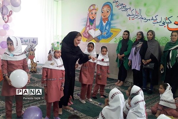 برپایی جشن الفبا برای شکوفه‌های کلاس اولی در مدرسه پروین اعتصامی  ناحیه 2 بهارستان