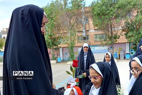 تقدیر از دختران باحجاب فاطمی مدرسه شاهد ریحانه‌النبی شهرستان قرچک‌