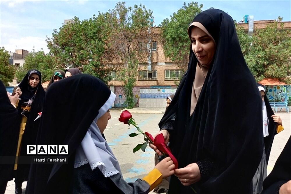 تقدیر از دختران باحجاب فاطمی مدرسه شاهد ریحانه‌النبی شهرستان قرچک‌