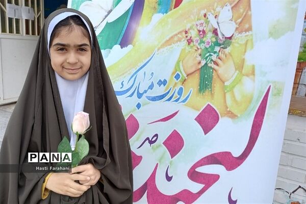 تقدیر از دختران باحجاب فاطمی مدرسه شاهد ریحانه‌النبی شهرستان قرچک‌