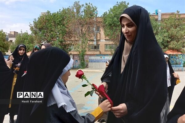 تقدیر از دختران باحجاب فاطمی مدرسه شاهد ریحانه‌النبی شهرستان قرچک‌