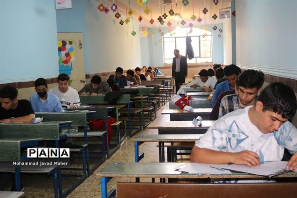 بازدید مدیر آموزش و پرورش شهرستان قدس از روند امتحانات نهایی
