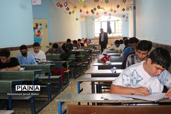 بازدید مدیر آموزش و پرورش شهرستان قدس از روند امتحانات نهایی