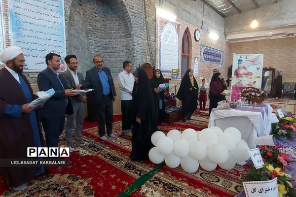 تجلیل از دختران شهدای مدافع حرم فشافویه در روز دختر