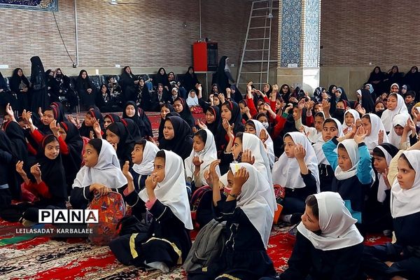 تجلیل از دختران شهدای مدافع حرم فشافویه در روز دختر