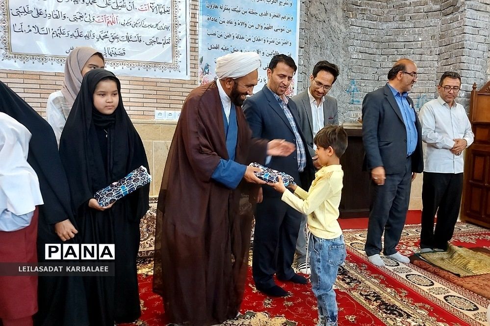 تجلیل از دختران شهدای مدافع حرم فشافویه در روز دختر