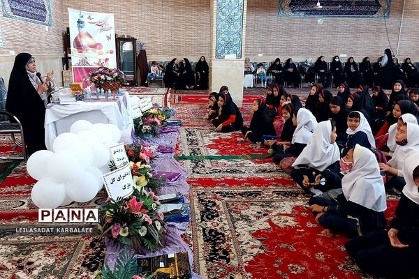 تجلیل از دختران شهدای مدافع حرم فشافویه در روز دختر