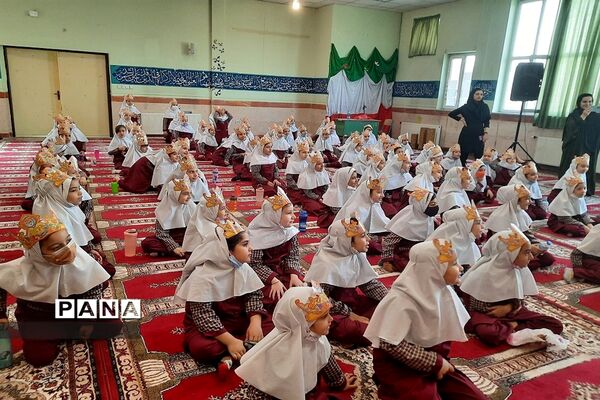 جشن الفبا برای دختران کلاس اولی در دبستان ۲۲ بهمن شهرستان قدس