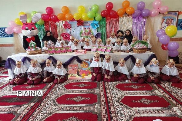جشن الفبا برای دختران کلاس اولی در دبستان ۲۲ بهمن شهرستان قدس