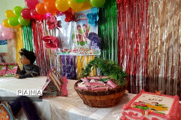 جشن الفبا برای دختران کلاس اولی در دبستان ۲۲ بهمن شهرستان قدس
