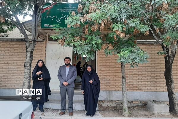 اهدای گل به دانش‌آموزان دختر به‌مناسبت تولد حضرت معصومه(س) ‌