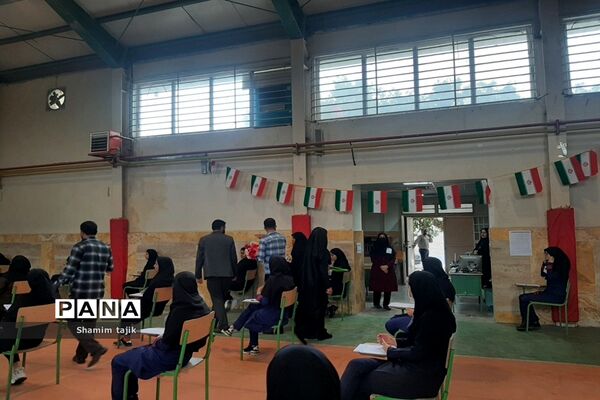 اهدای گل به دانش‌آموزان دختر به‌مناسبت تولد حضرت معصومه(س) ‌