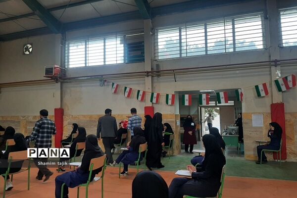اهدای گل به دانش‌آموزان دختر به‌مناسبت تولد حضرت معصومه(س) ‌