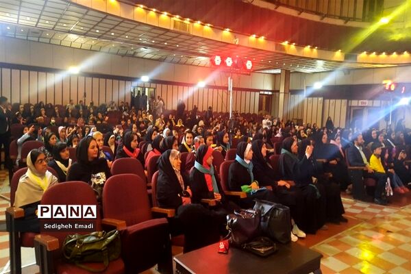 مراسم تجلیل از دانش‌آموزان دختر به‌مناسبت روز دختر