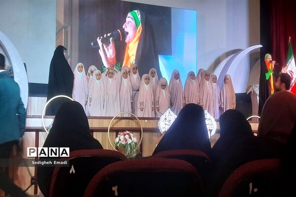 مراسم تجلیل از دانش‌آموزان دختر به‌مناسبت روز دختر