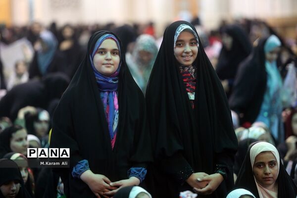 همایش بزرگ دختران قم در حرم بهترین دختر دنیا