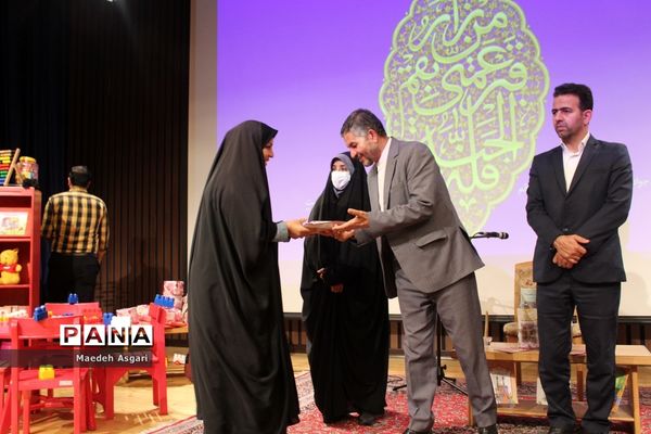 تقدیر از دانش‌آموزان برگزیده پویش «معلم و یار مهربان» در قم