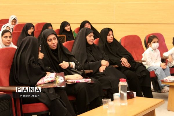 تقدیر از دانش‌آموزان برگزیده پویش «معلم و یار مهربان» در قم