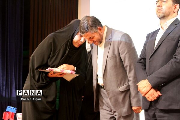 تقدیر از دانش‌آموزان برگزیده پویش «معلم و یار مهربان» در قم