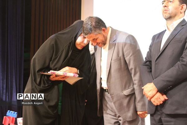 تقدیر از دانش‌آموزان برگزیده پویش «معلم و یار مهربان» در قم