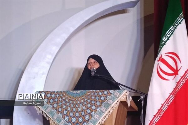تجلیل از دختران فعال و برگزیده در روز دختر
