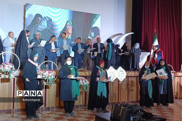 تجلیل از دختران فعال و برگزیده در روز دختر