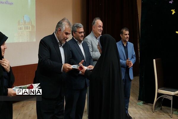 مراسم تقدیر از منتخبین مرحله استانی نهمین جشنواره الگوهای برتر تدریس درس تفکر و سبک زندگی