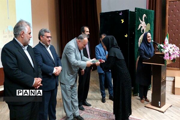 مراسم تقدیر از منتخبین مرحله استانی نهمین جشنواره الگوهای برتر تدریس درس تفکر و سبک زندگی