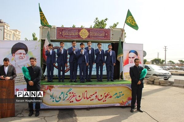 به اهتزاز درآمدن پرچم بارگاه منور امام رضا(ع) در شهرستان اسلامشهر
