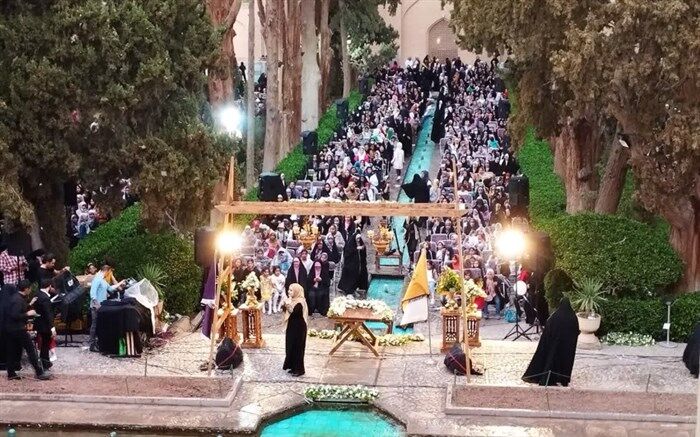 اجتماع هزاران دختر کاشانی در جشن نور چشمی‌ها در باغ بزرگ تاریخی فین‌کاشان