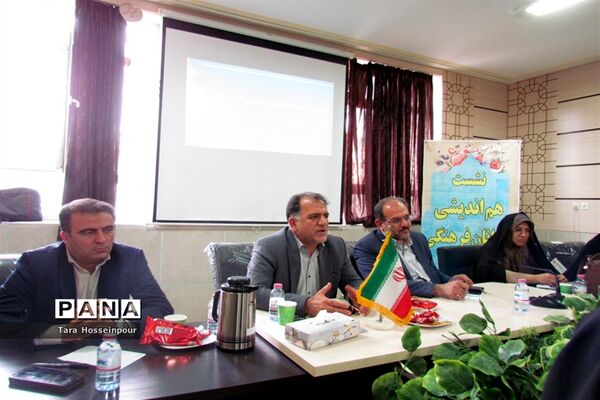 نشست صمیمی معلمان جوان ناحیه 3 با مدیر آموزش و پرورش‌