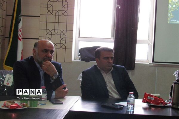 نشست صمیمی معلمان جوان ناحیه 3 با مدیر آموزش و پرورش‌