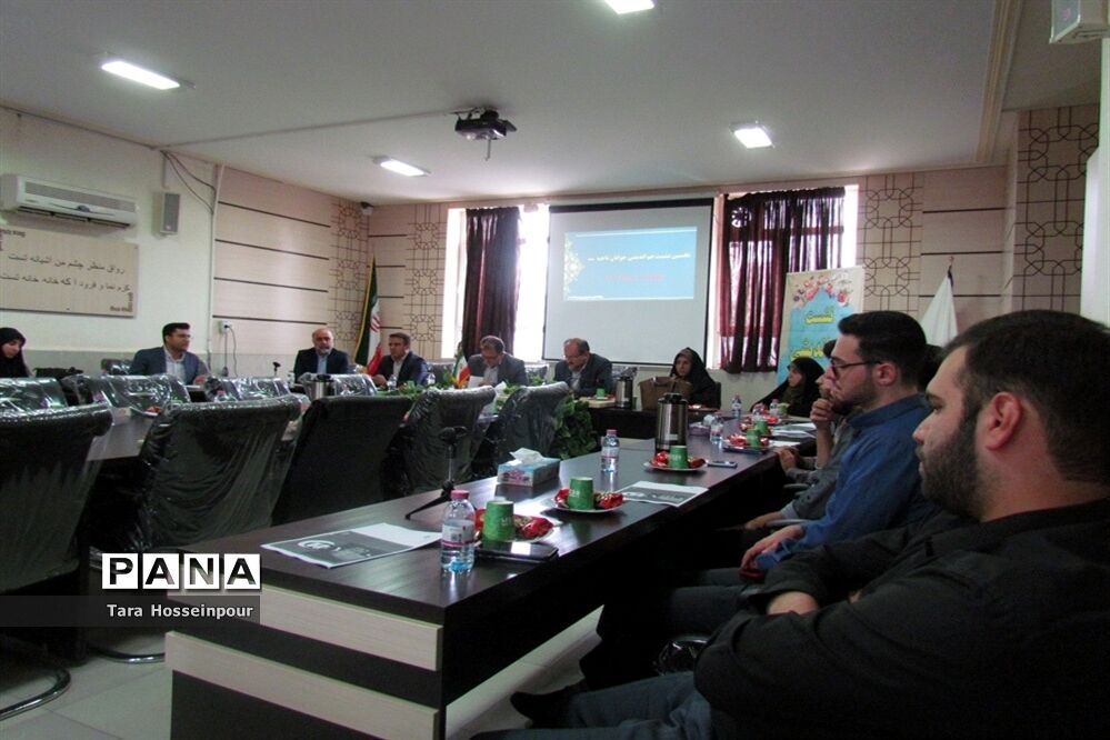 نشست صمیمی معلمان جوان ناحیه 3 با مدیر آموزش و پرورش‌