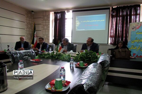 نشست صمیمی معلمان جوان ناحیه 3 با مدیر آموزش و پرورش‌
